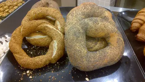 Simit and poppy seed rings