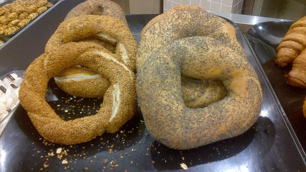 Simit and poppy seed rings